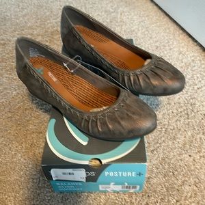 New Baretraps posture + wedge pump in pewter. Size 8